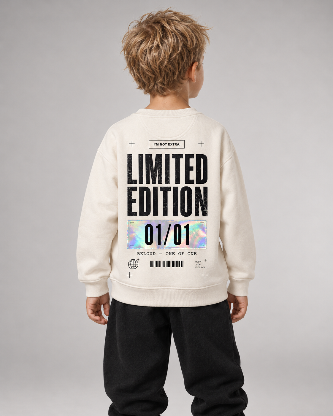 Junge trägt LIMITED EDITION Kids Sweater in Ivory – Rückansicht