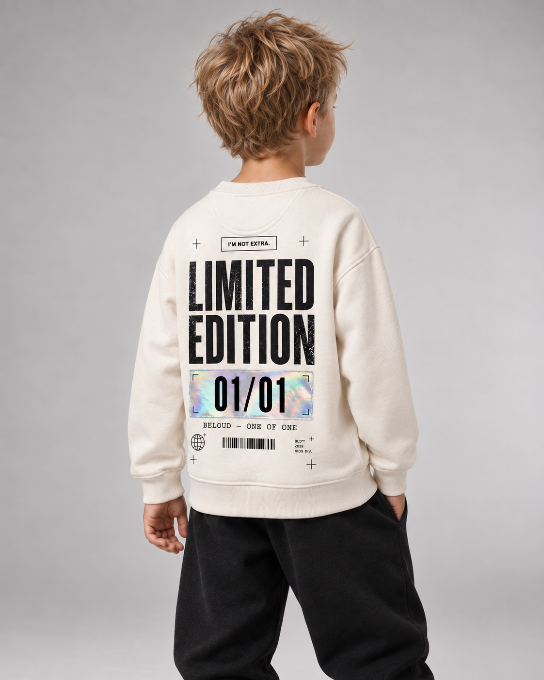 Junge trägt LIMITED EDITION Kids Sweater in Ivory – Dreiviertel-Rückansicht