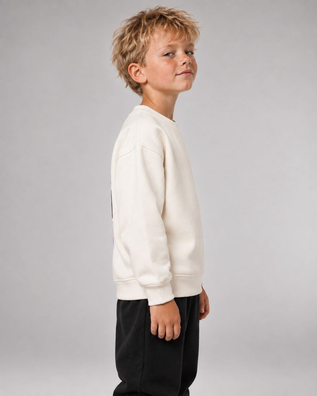 Junge trägt LIMITED EDITION Kids Sweater in Ivory – Seitenansicht