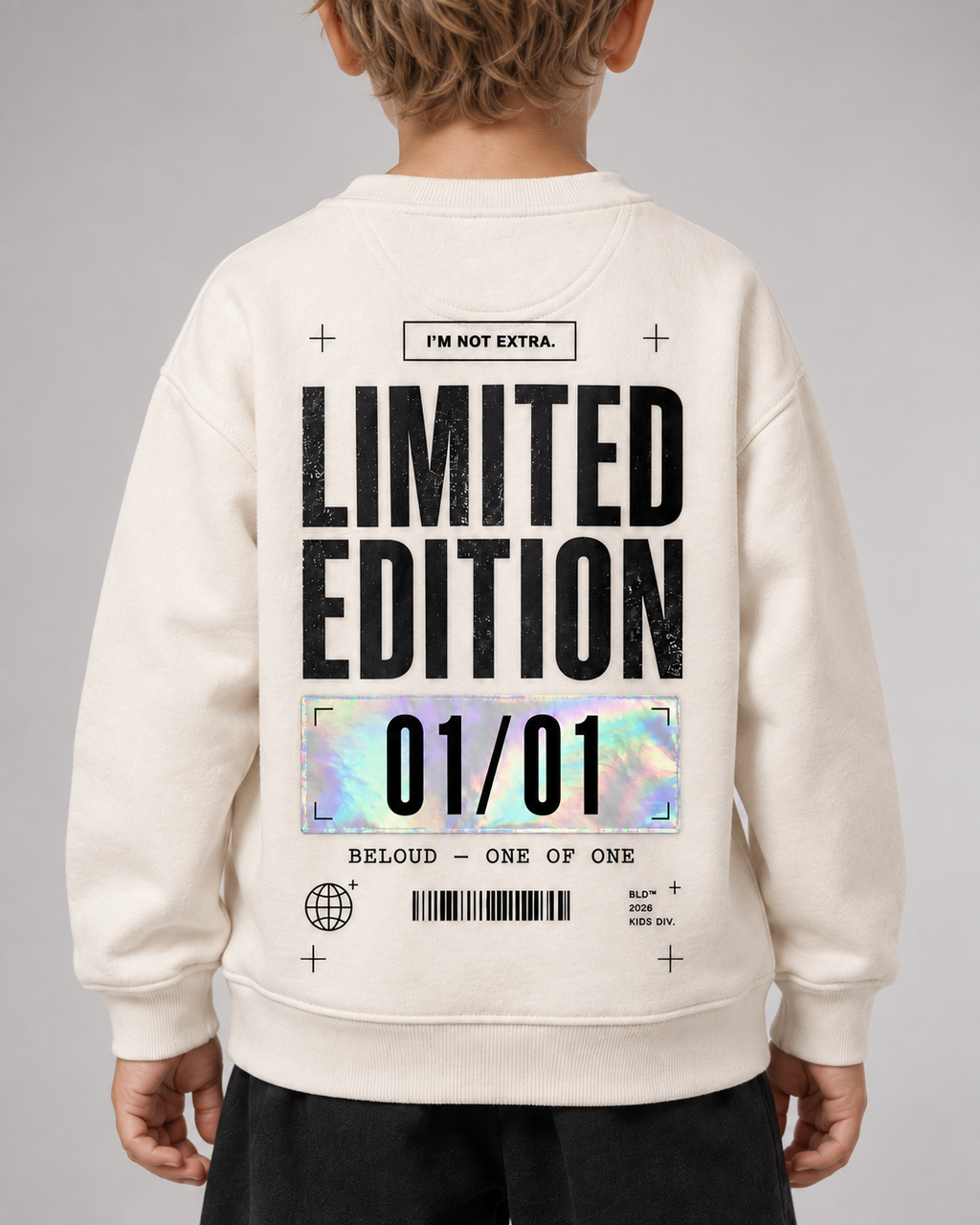 LIMITED EDITION Kids Sweater in Ivory – getragenes Rückprint-Detail