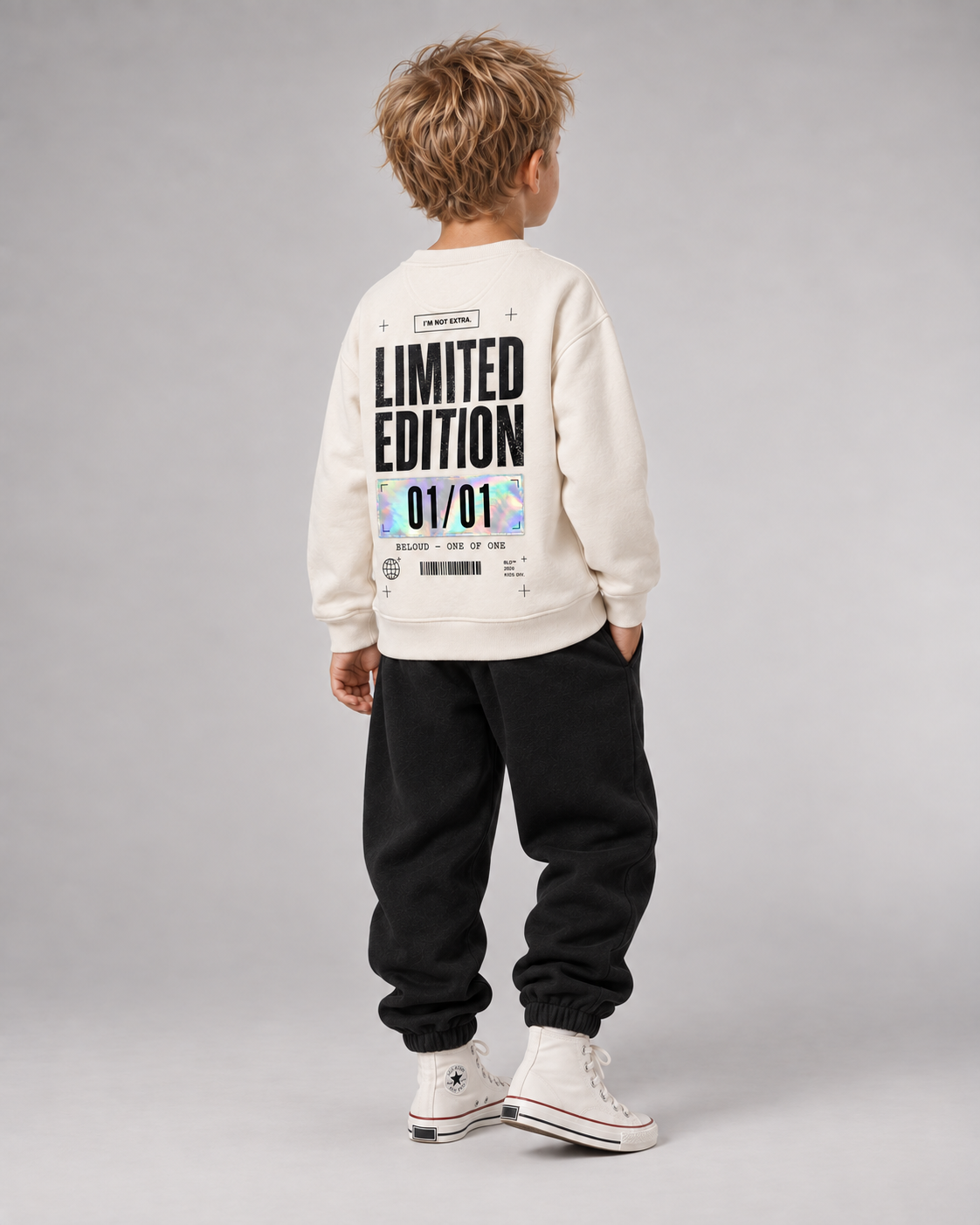 Junge trägt LIMITED EDITION Kids Sweater in Ivory – Ganzkörper Dreiviertel-Rückansicht