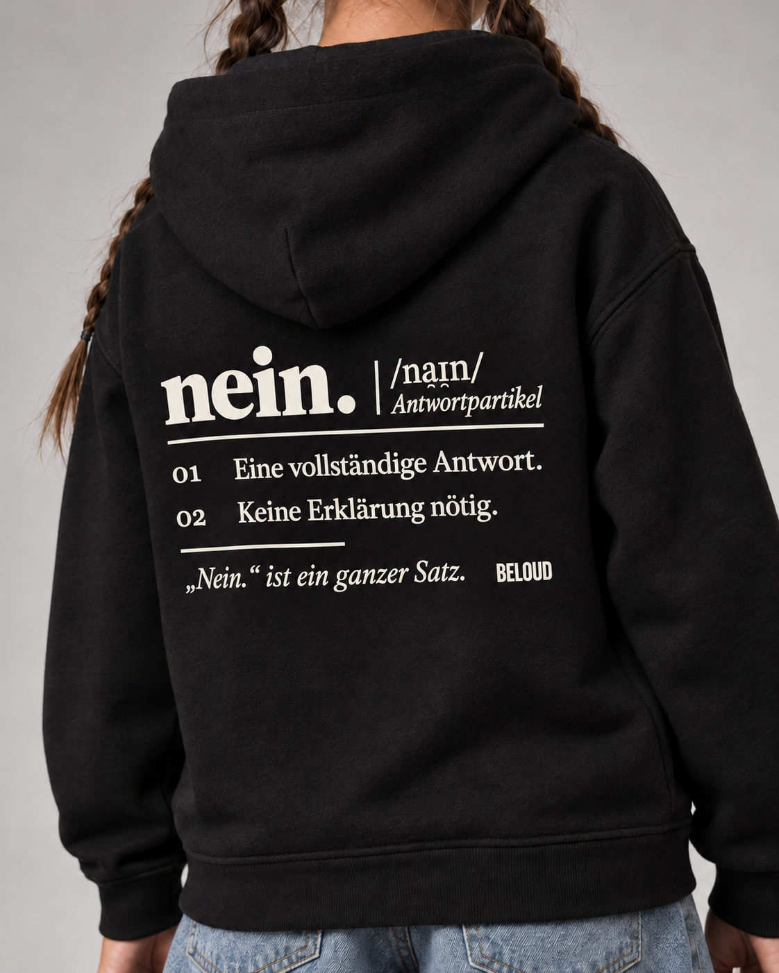 Detail des hellen NEIN Rückenprints auf dem schwarzen Kinder-Hoodie