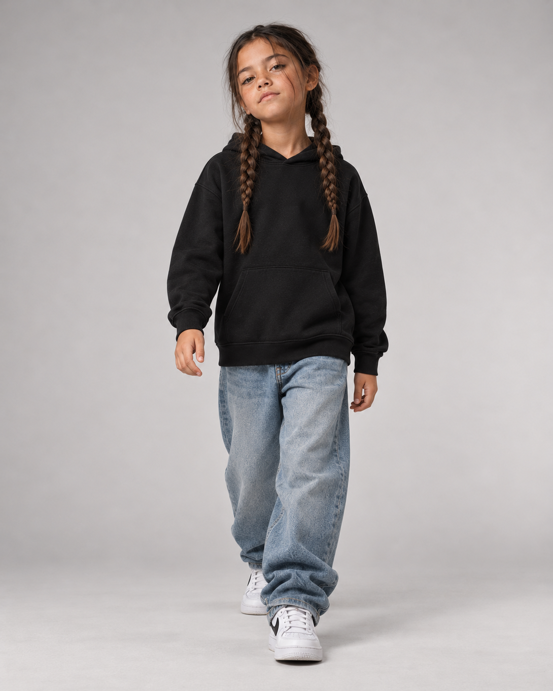 NEIN Kids Hoodie in Schwarz, Ganzkörper-Vorderansicht mit Baggy Jeans
