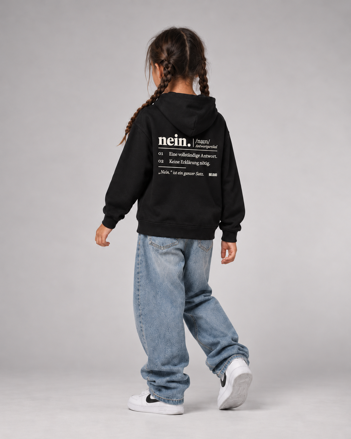 Schwarzer NEIN Kids Hoodie – Ganzkörperansicht schräg von hinten