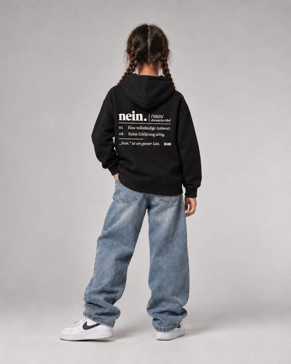 NEIN Kids Hoodie in Schwarz mit hellem Rückenprint – Ganzkörper-Rückenansicht