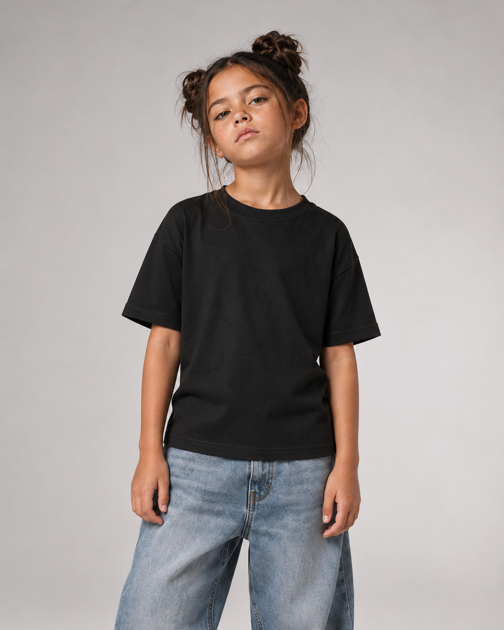 BELOUD NEIN Kinder T-Shirt in Schwarz – Vorderansicht am Model