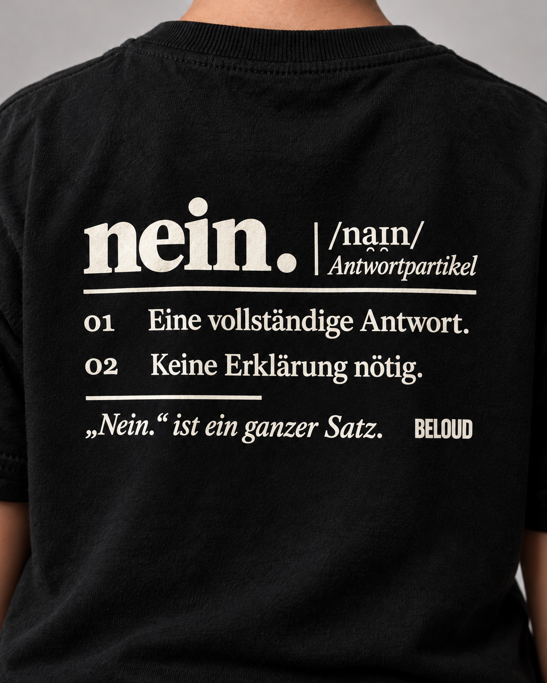 BELOUD NEIN Kinder T-Shirt in Schwarz – Detail des ivoryfarbenen NEIN-Rückenprints