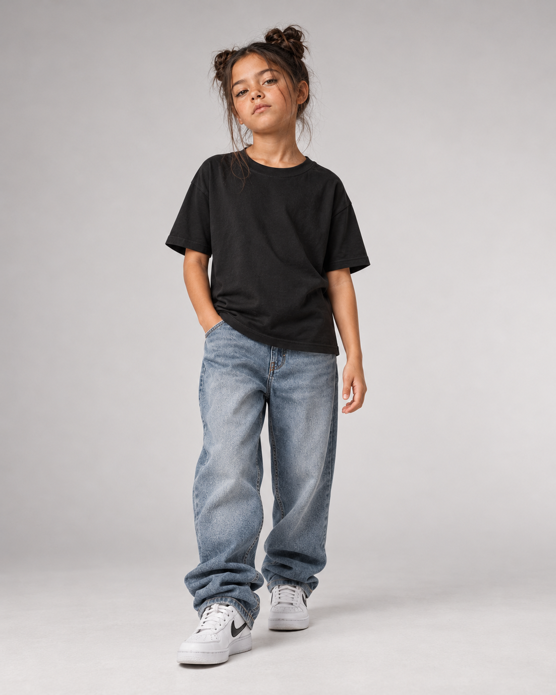 BELOUD NEIN Kinder T-Shirt in Schwarz – Ganzkörper-Vorderansicht mit Baggy Jeans