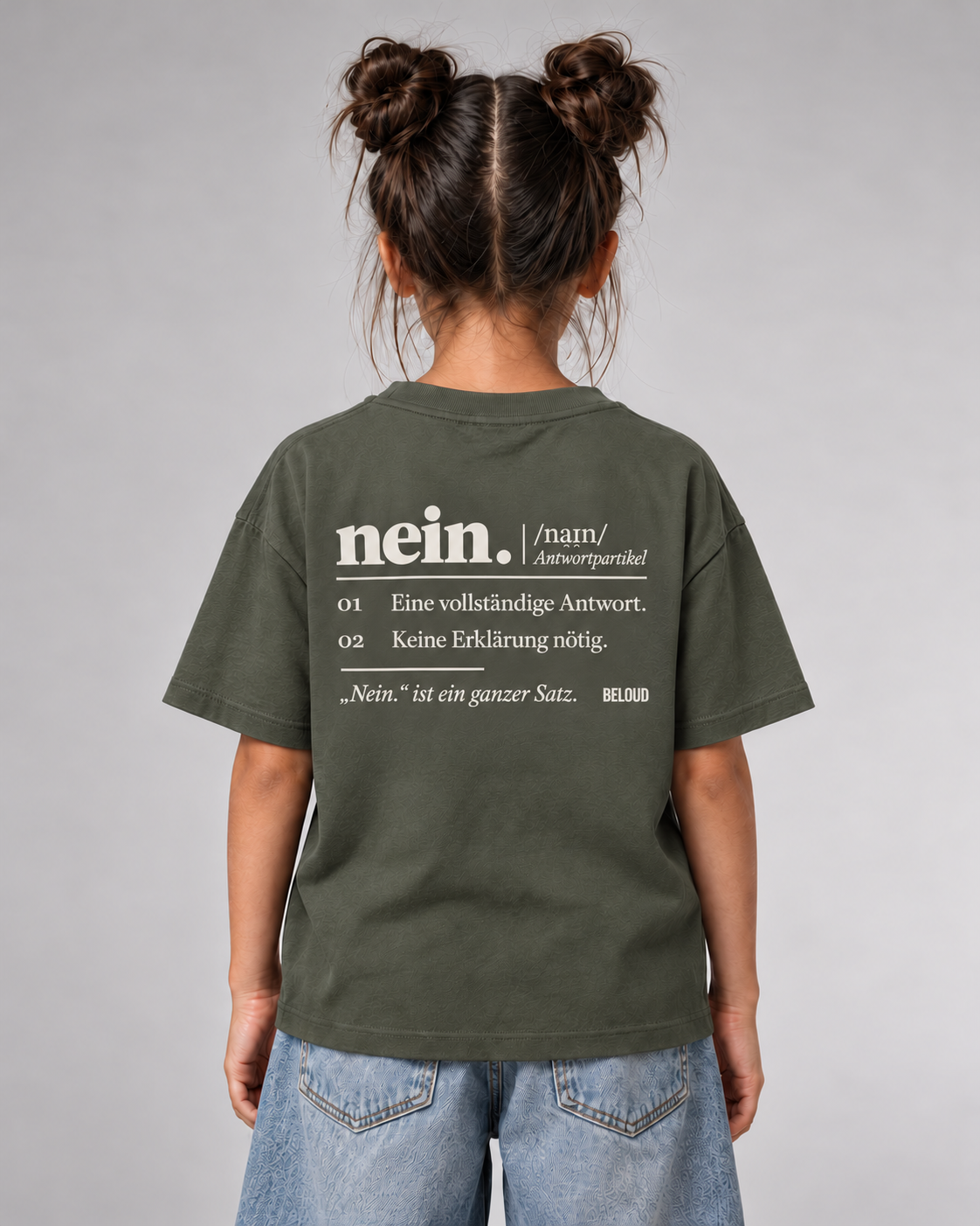 BELOUD NEIN Kinder T-Shirt in Organic Khaki – Rückenansicht mit ivoryfarbenem Wörterbuch-Print