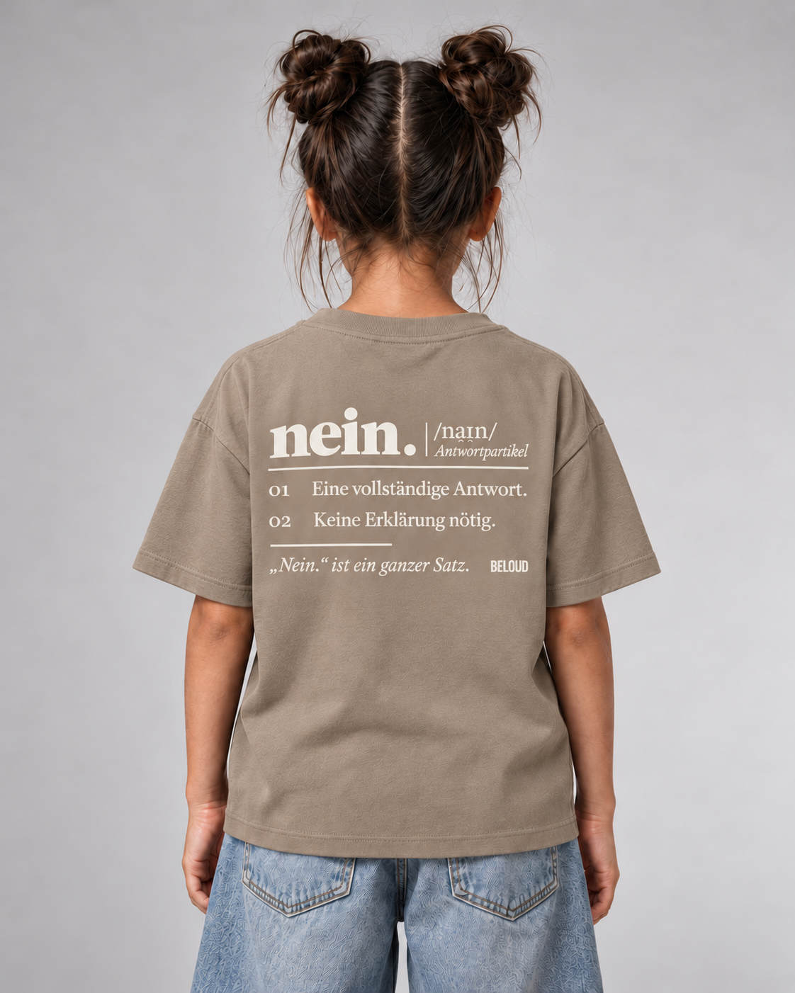 BELOUD NEIN Kinder T-Shirt in Wet Sand – Rückenansicht mit ivoryfarbenem Wörterbuch-Print