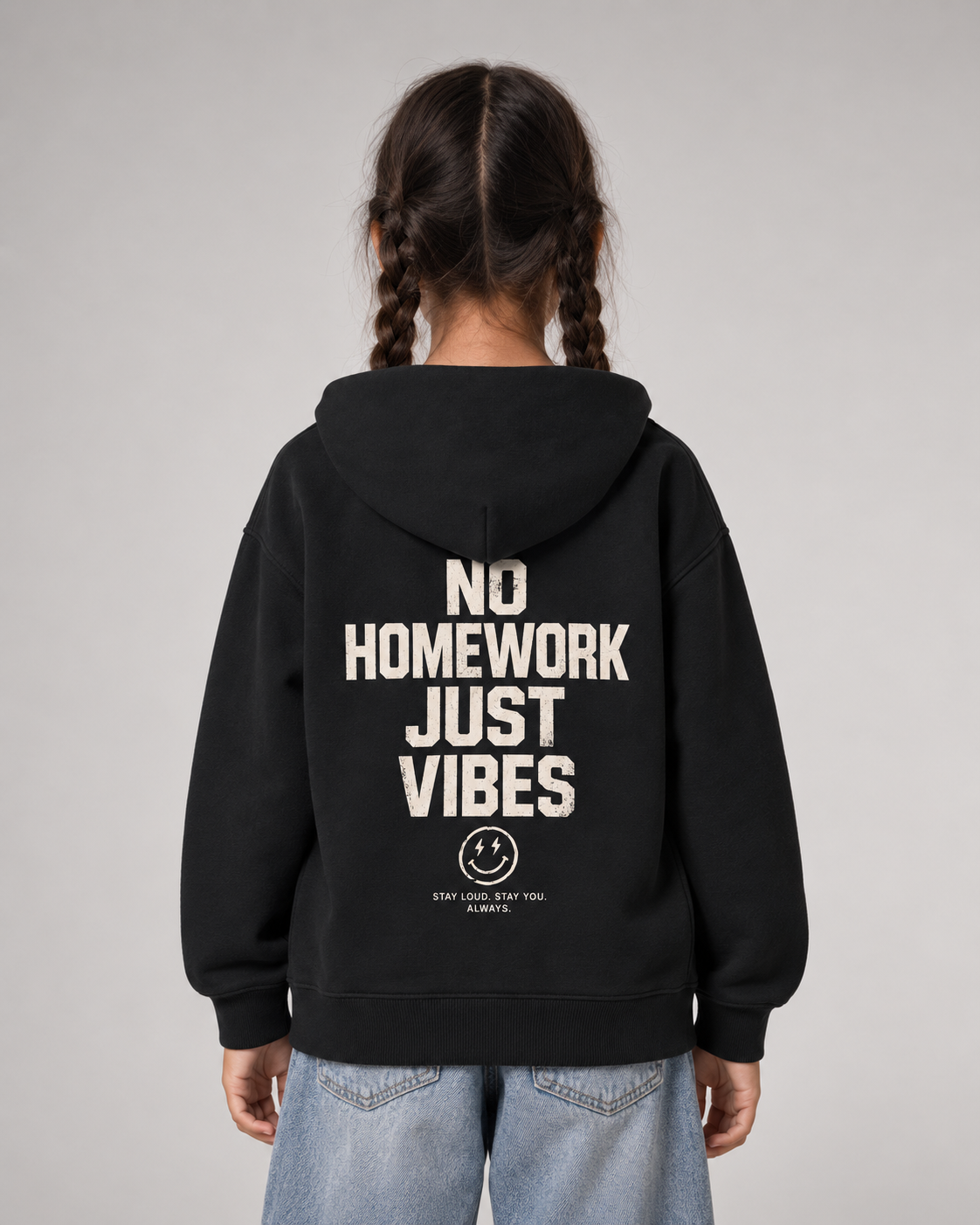 NO HOMEWORK JUST VIBES Kids Hoodie Black – Rückenansicht getragen