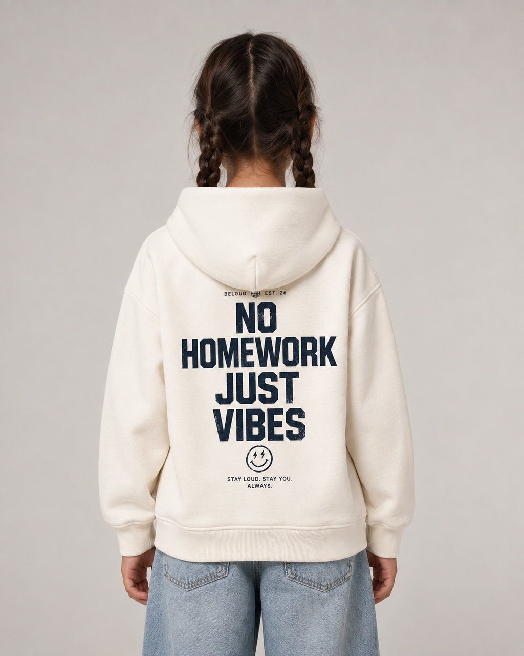 NO HOMEWORK JUST VIBES Kids Hoodie Ivory – Rückenansicht getragen
