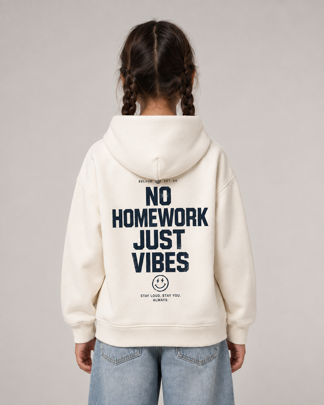 NO HOMEWORK JUST VIBES Kids Hoodie Ivory – Rückenansicht getragen