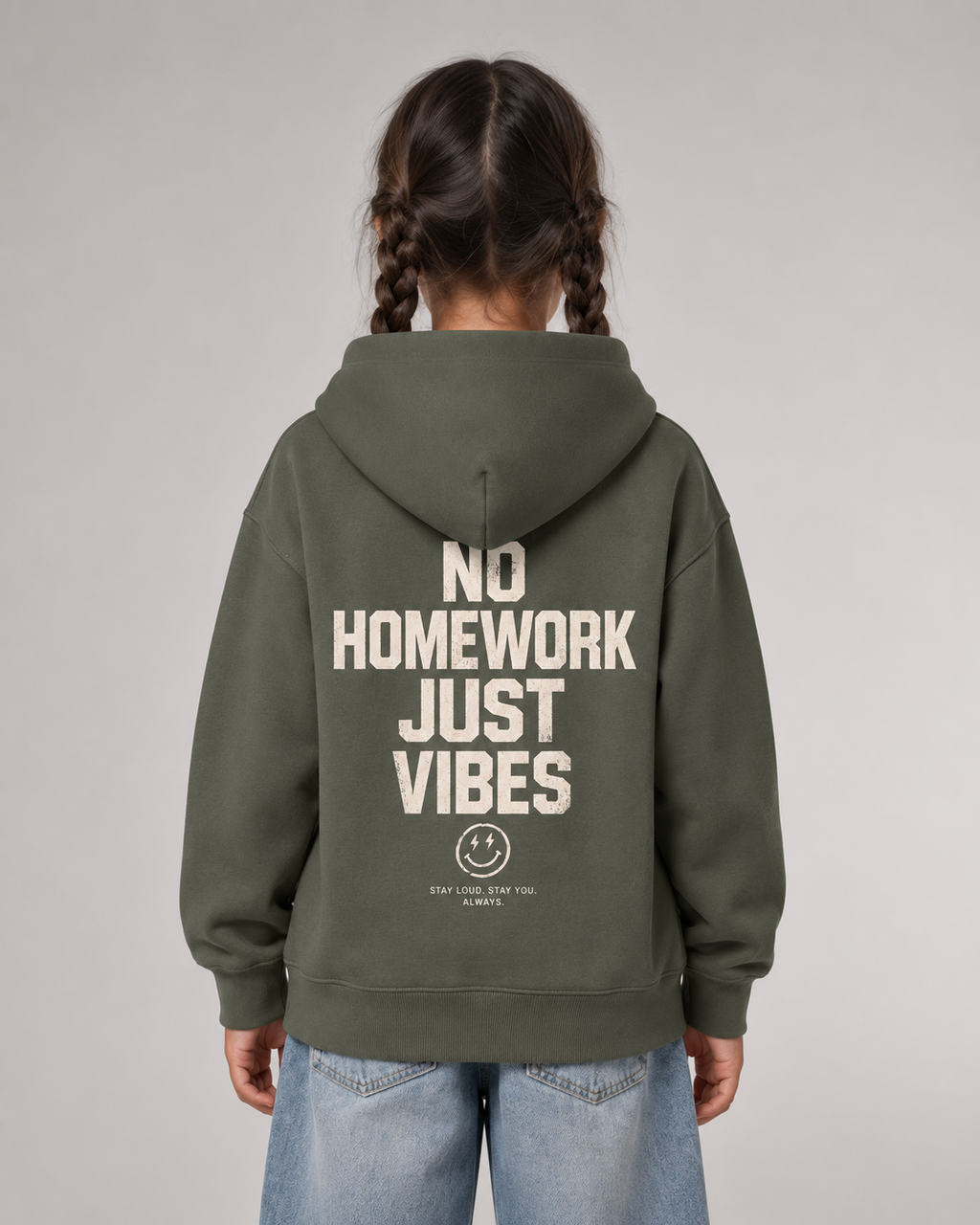 NO HOMEWORK JUST VIBES Kids Hoodie Organic Khaki – Rückenansicht getragen