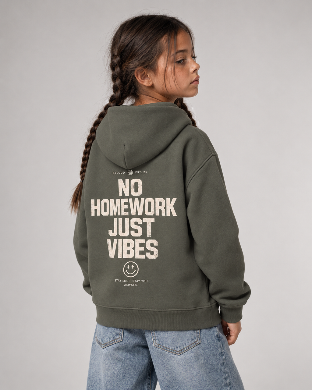 NO HOMEWORK JUST VIBES Kids Hoodie Organic Khaki – Dreiviertel-Rückenansicht