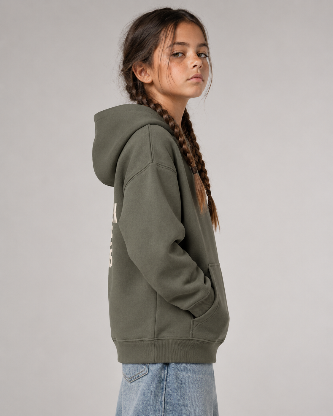 NO HOMEWORK JUST VIBES Kids Hoodie Organic Khaki – Seitenansicht und Passform