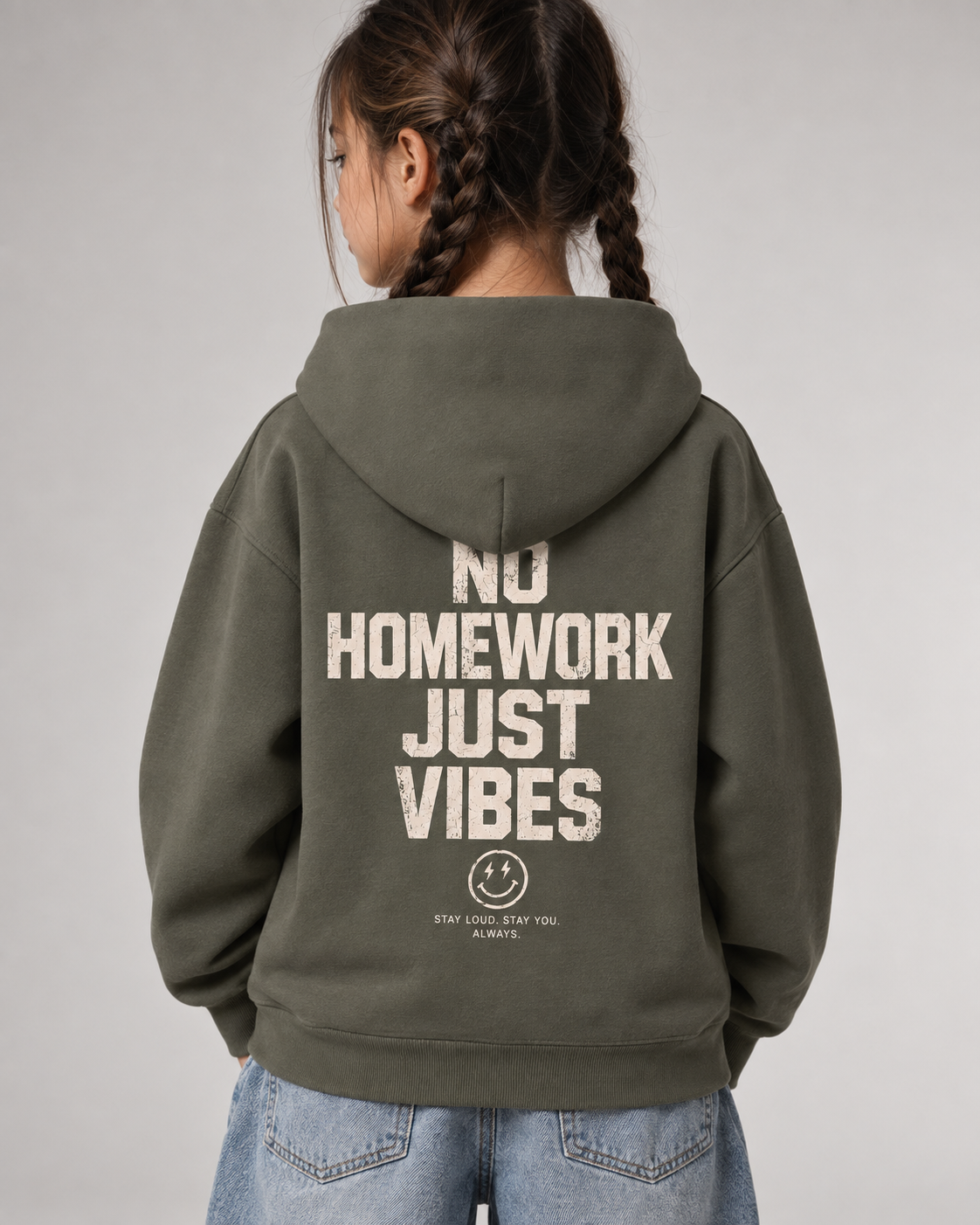 NO HOMEWORK JUST VIBES Kids Hoodie Organic Khaki – Printdetail getragen