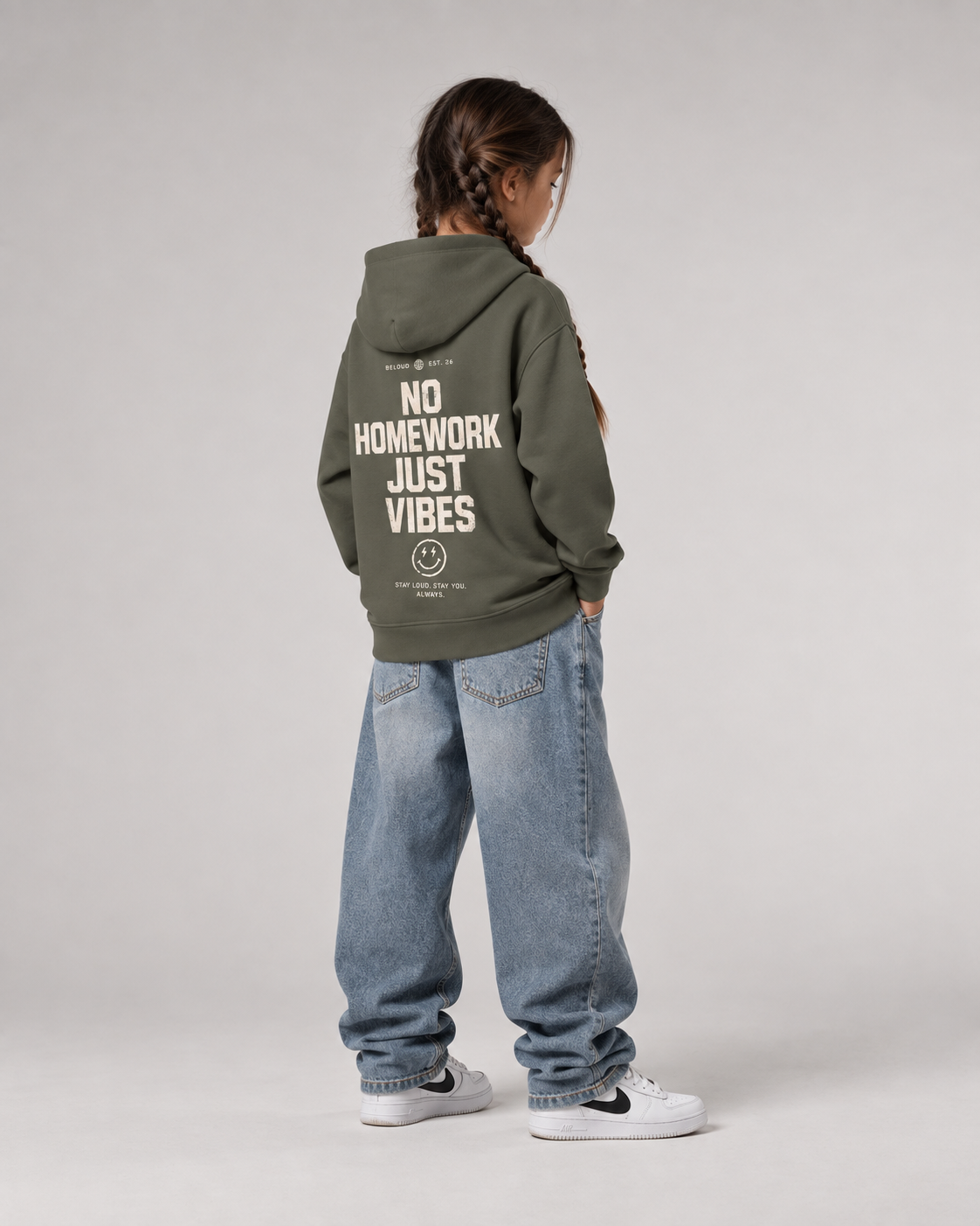 NO HOMEWORK JUST VIBES Kids Hoodie Organic Khaki – Dreiviertel Rücken Fullbody