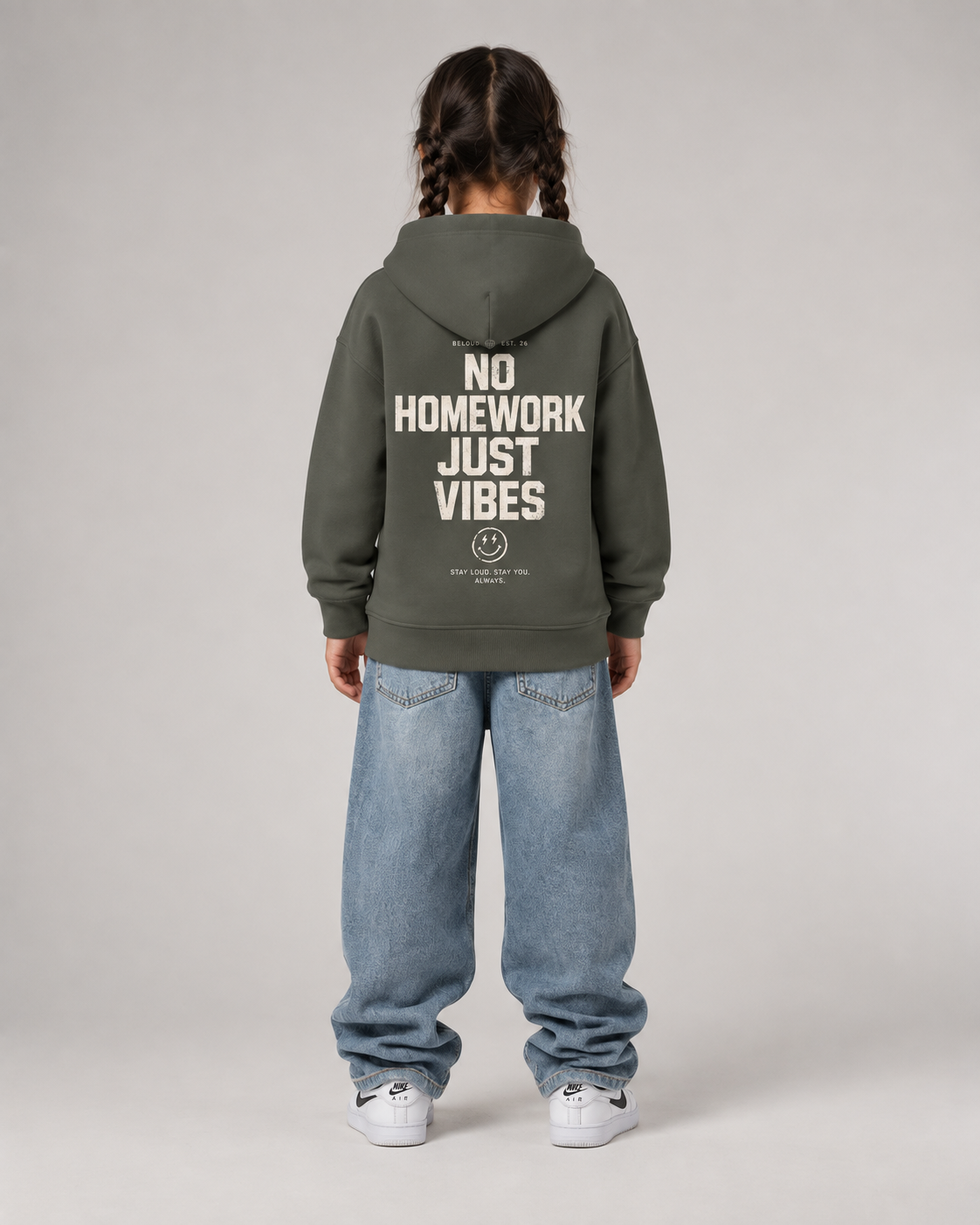 NO HOMEWORK JUST VIBES Kids Hoodie Organic Khaki – Rücken Fullbody