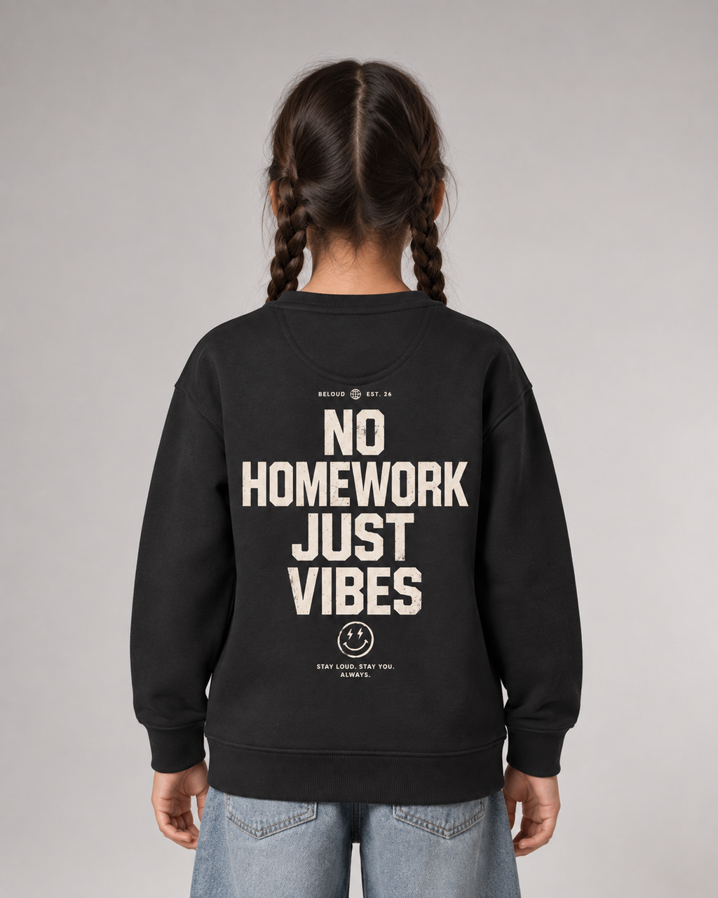 NO HOMEWORK JUST VIBES Kids Sweater Black – Rückenansicht getragen