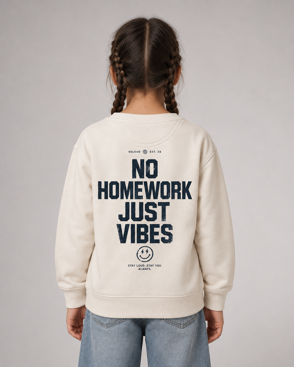NO HOMEWORK JUST VIBES Kids Sweater Ivory – Rückenansicht getragen