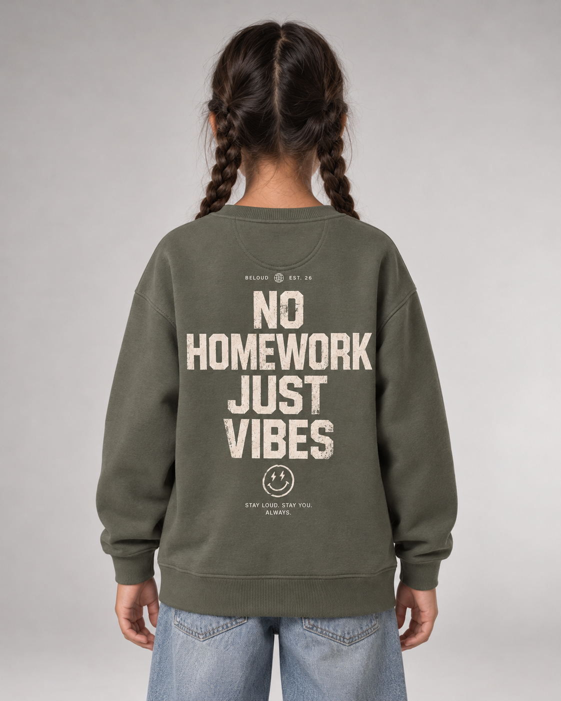 NO HOMEWORK JUST VIBES Kids Sweater in Organic Khaki – Rückenansicht am Model