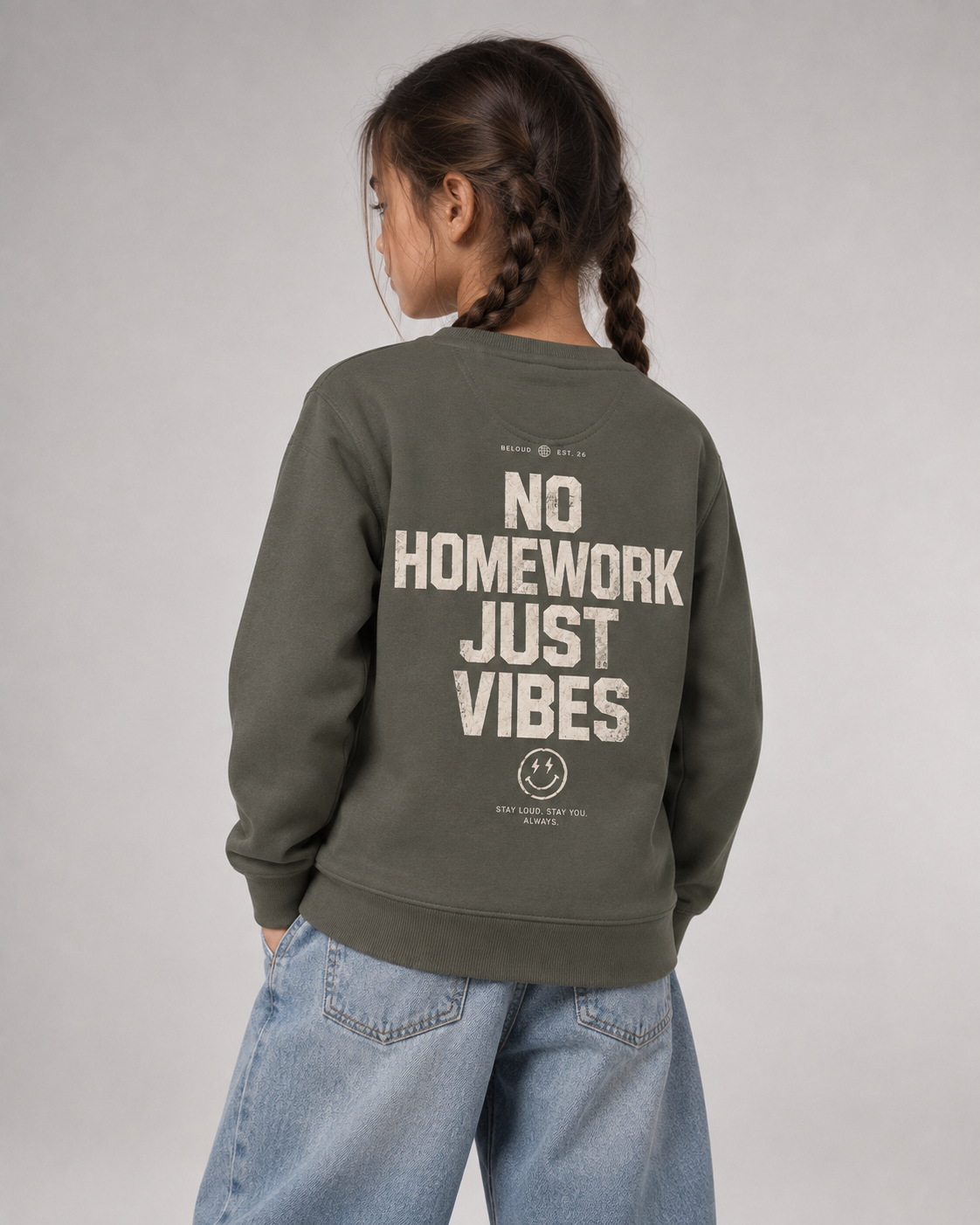 NO HOMEWORK JUST VIBES Kids Sweater in Organic Khaki – Dreiviertel-Rückenansicht