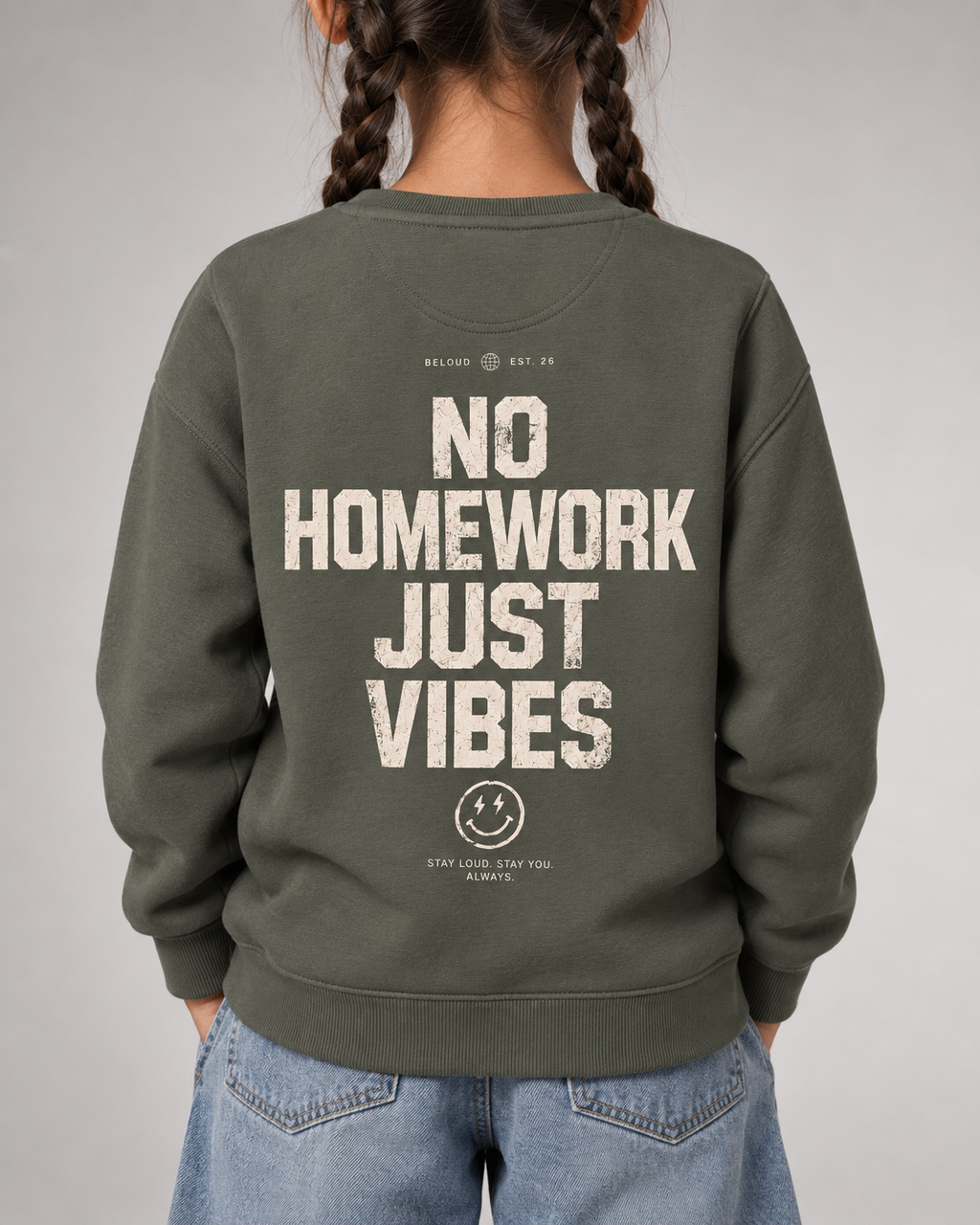 NO HOMEWORK JUST VIBES Kids Sweater in Organic Khaki – Rückenprint Detail