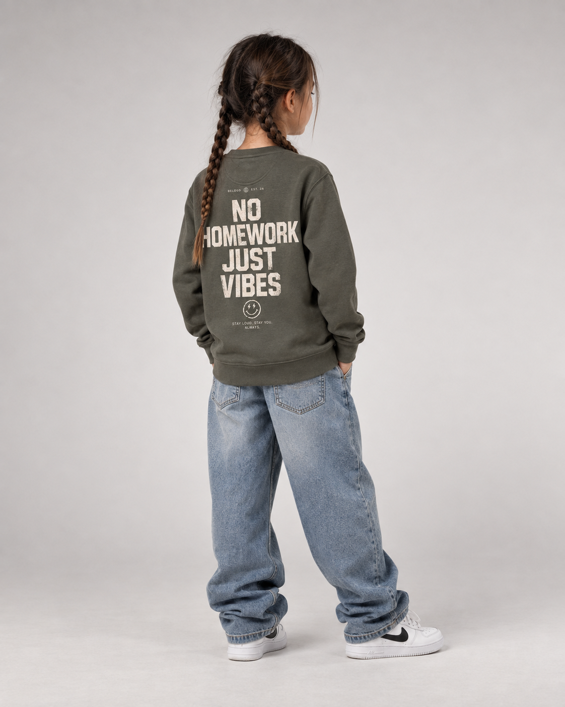 NO HOMEWORK JUST VIBES Kids Sweater in Organic Khaki – Ganzkörper Dreiviertel-Rückenansicht