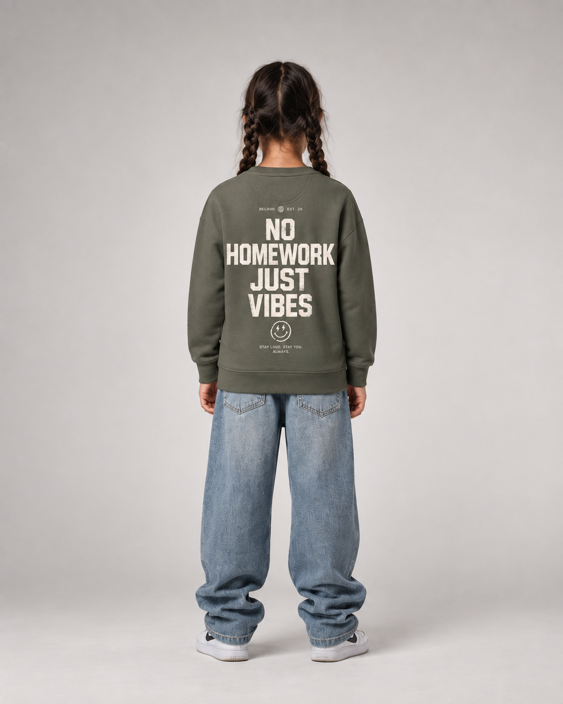 NO HOMEWORK JUST VIBES Kids Sweater in Organic Khaki – Ganzkörper Rückenansicht