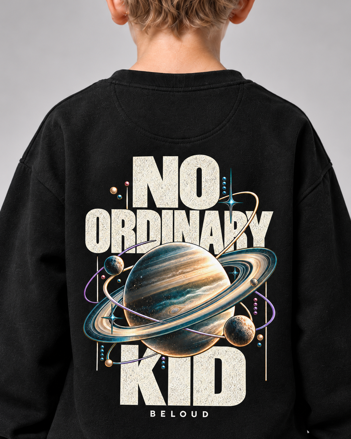 BELOUD NO ORDINARY KID Kids Sweater – Black – getragenes Printdetail