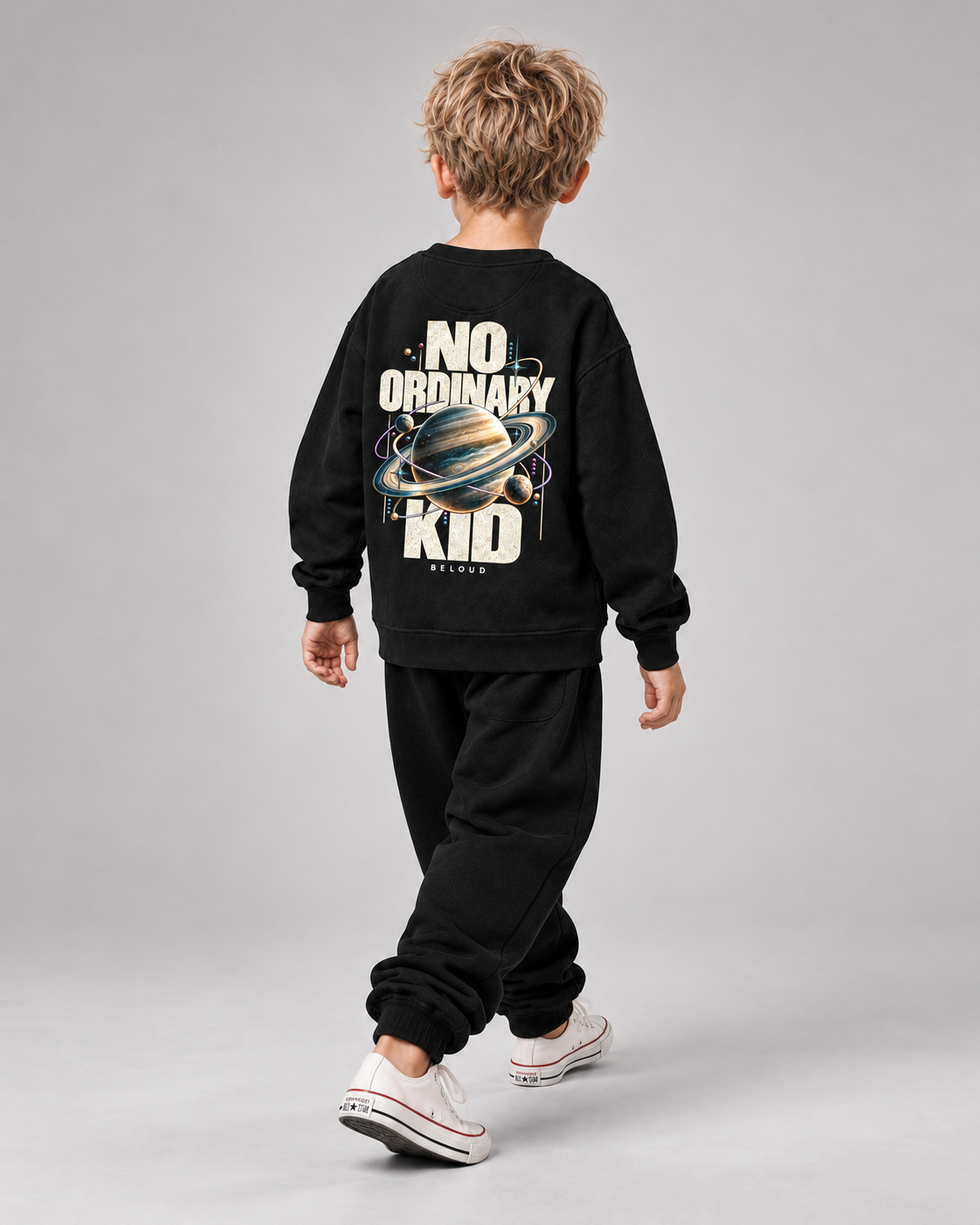 BELOUD NO ORDINARY KID Kids Sweater – Black – Ganzkörperansicht schräg von hinten