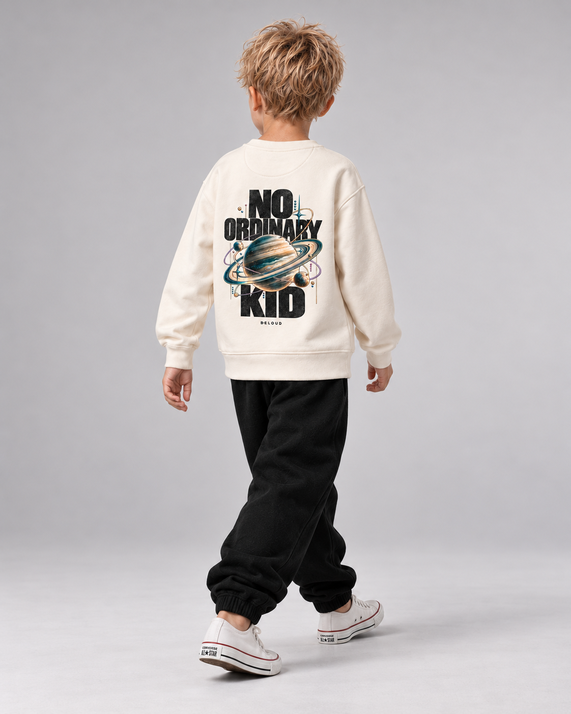BELOUD NO ORDINARY KID Kids Sweater – Ivory – Ganzkörperansicht schräg von hinten