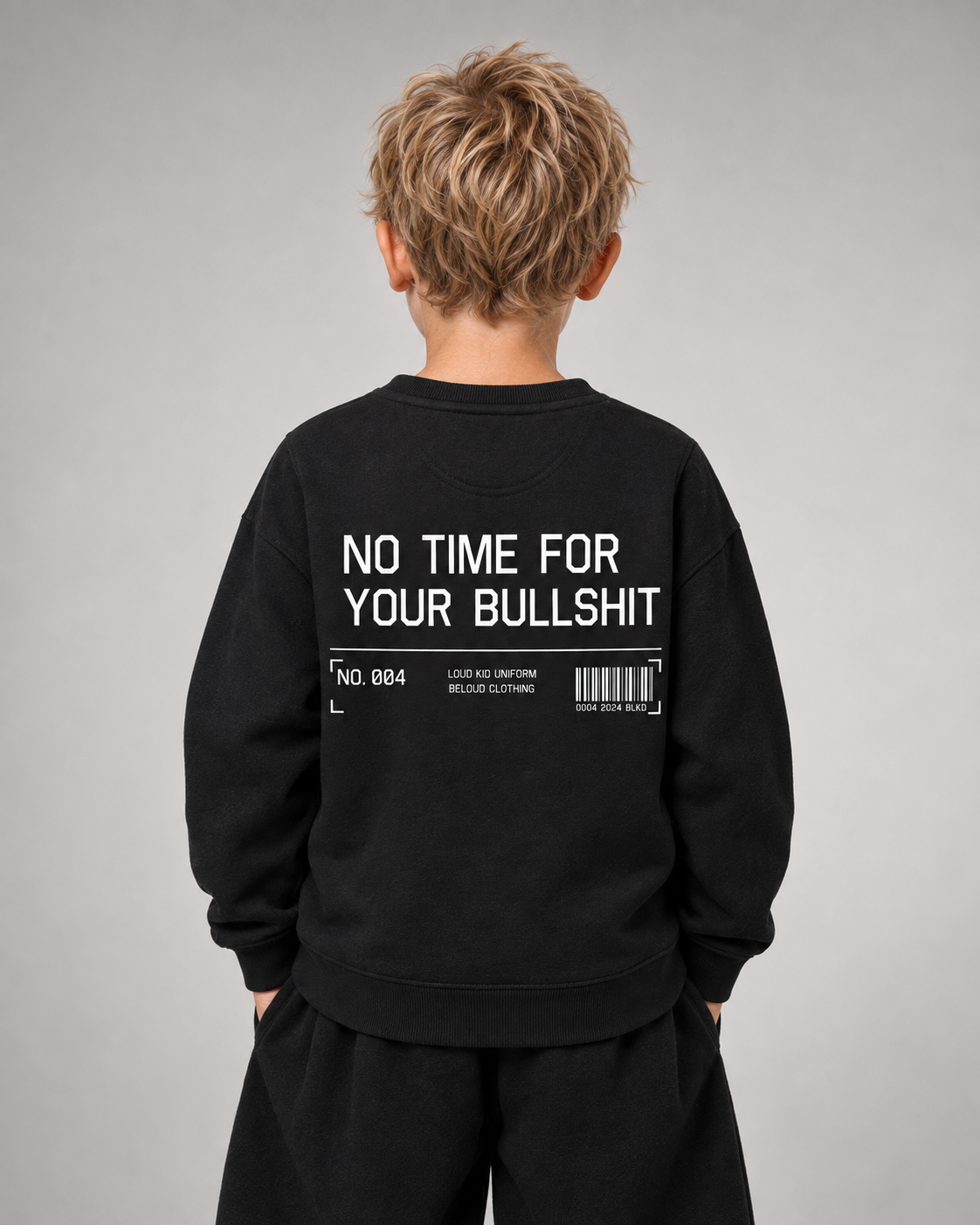 NO TIME FOR YOUR BULLSHIT Kids Sweater in Schwarz – Rückenansicht am Model