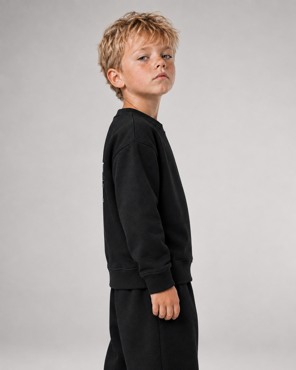 NO TIME FOR YOUR BULLSHIT Kids Sweater in Schwarz – Seitenansicht und Passform