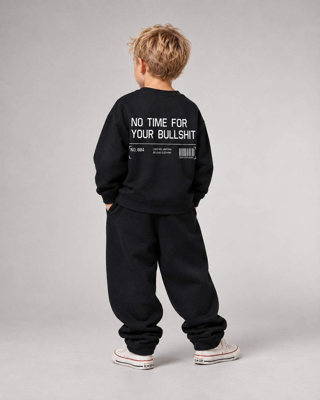 NO TIME FOR YOUR BULLSHIT Kids Sweater in Schwarz – Ganzkörper Dreiviertel-Rückenansicht