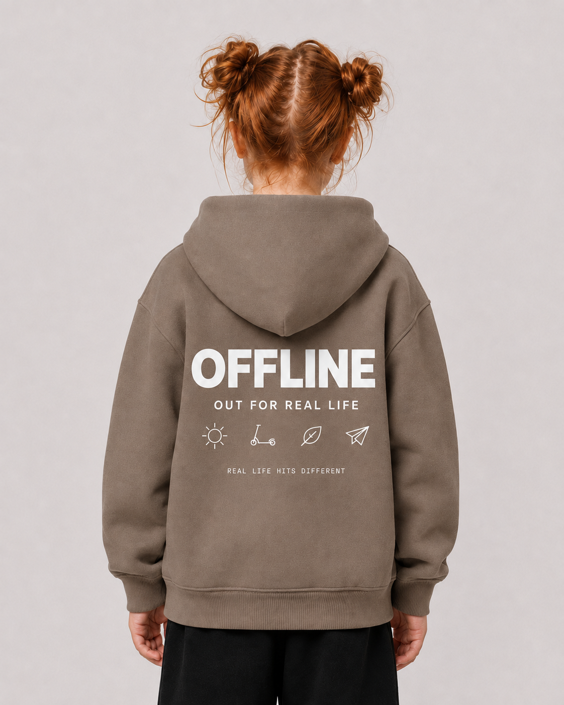 OFFLINE Kids Oversize Hoodie in Driftwood von BELOUD – getragenes Rückenbild mit Backprint