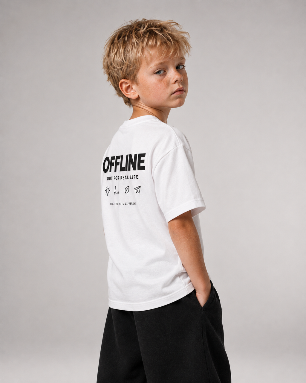 OFFLINE Kids Shirt – White – Seitenansicht zur Passform