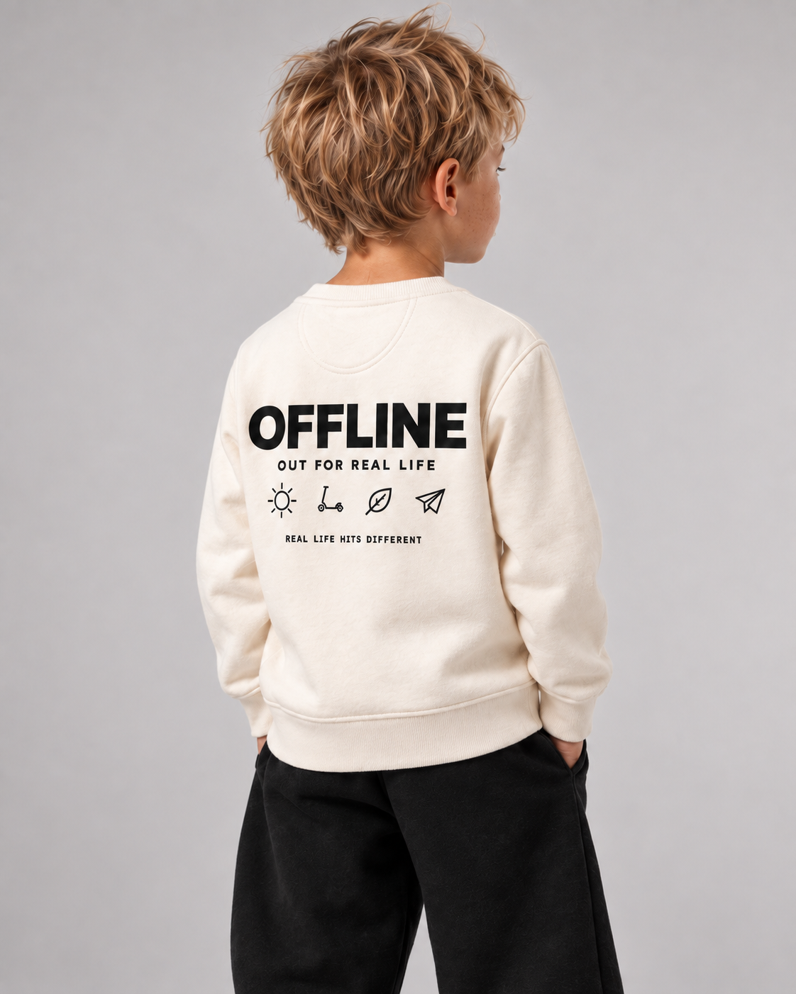 BELOUD OFFLINE Kids Sweater in Ivory – Dreiviertel-Rückenansicht am Jungen