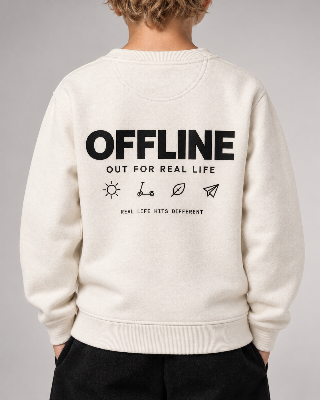 BELOUD OFFLINE Kids Sweater in Ivory – Detail des schwarzen Rückenprints und der Halbmondnaht