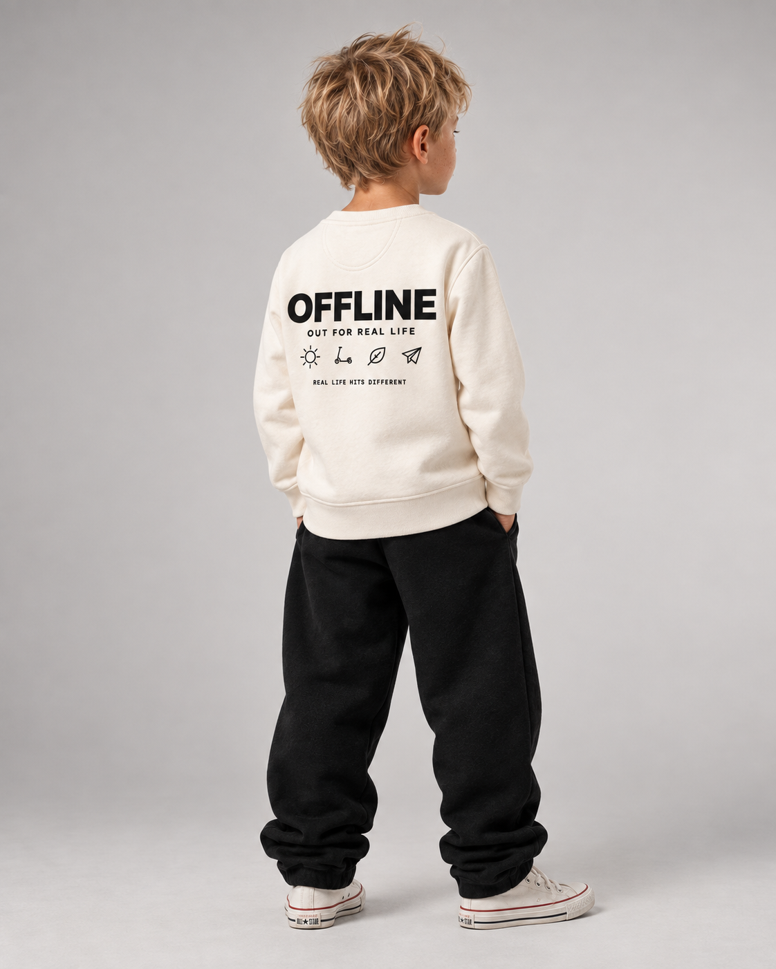 BELOUD OFFLINE Kids Sweater in Ivory – Ganzkörper-Dreiviertel-Rückenansicht