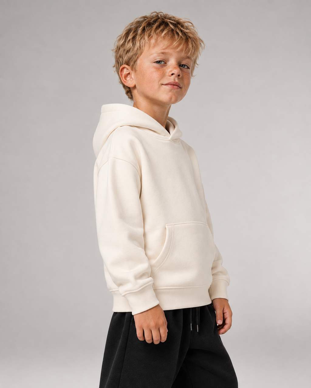 PAUSE Kids Hoodie in Ivory – Seitenansicht und Passform