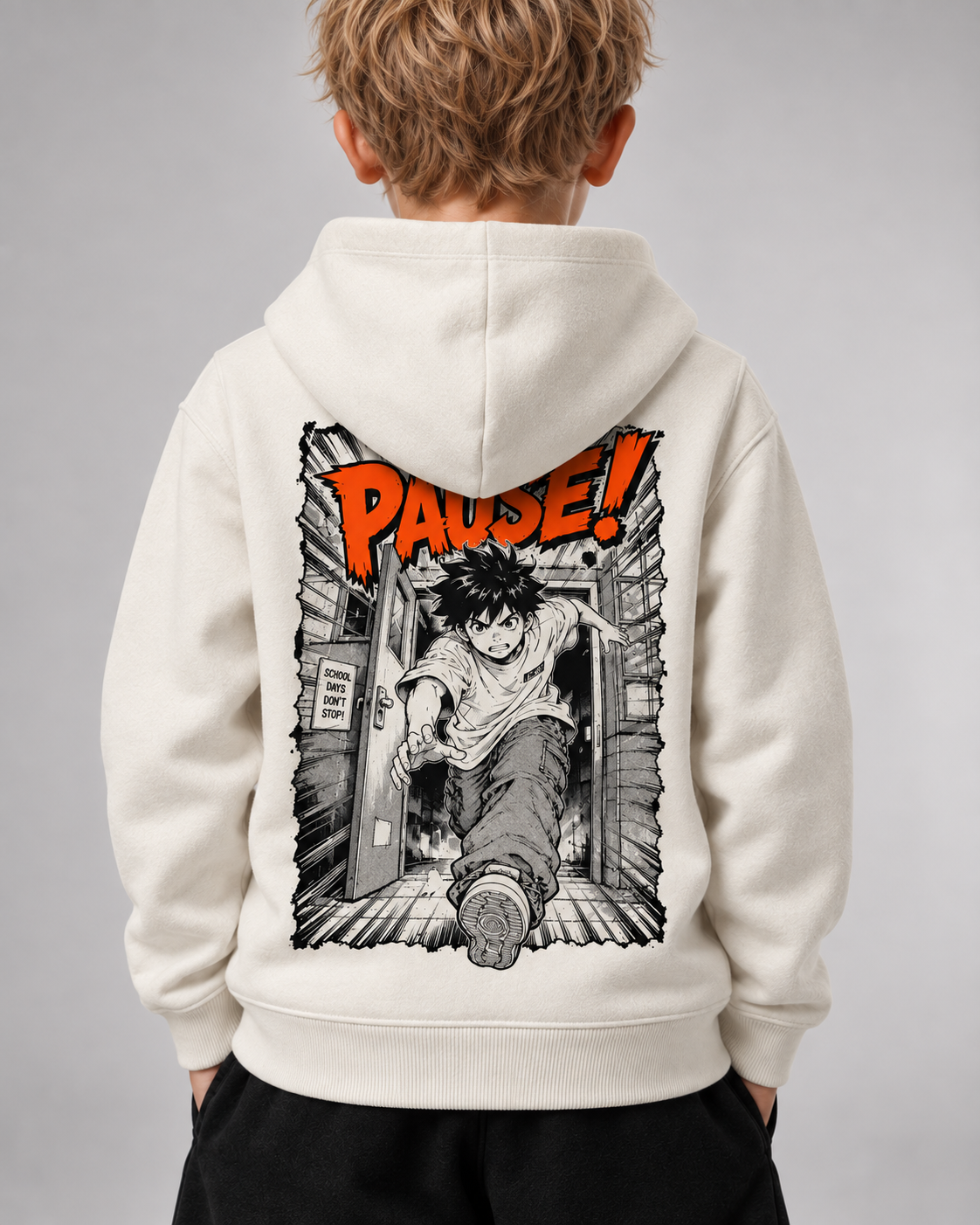 PAUSE Kids Hoodie in Ivory – Rückendruck Detail getragen