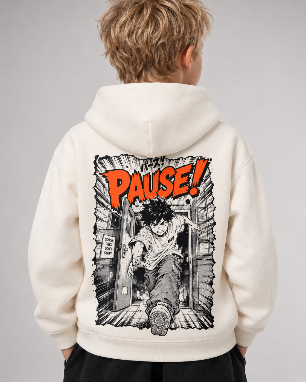 PAUSE Kids Hoodie in Ivory – Rückendruck Detail getragen