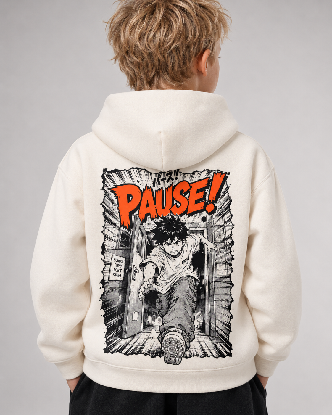 PAUSE Kids Hoodie in Ivory – Rückendruck Detail getragen
