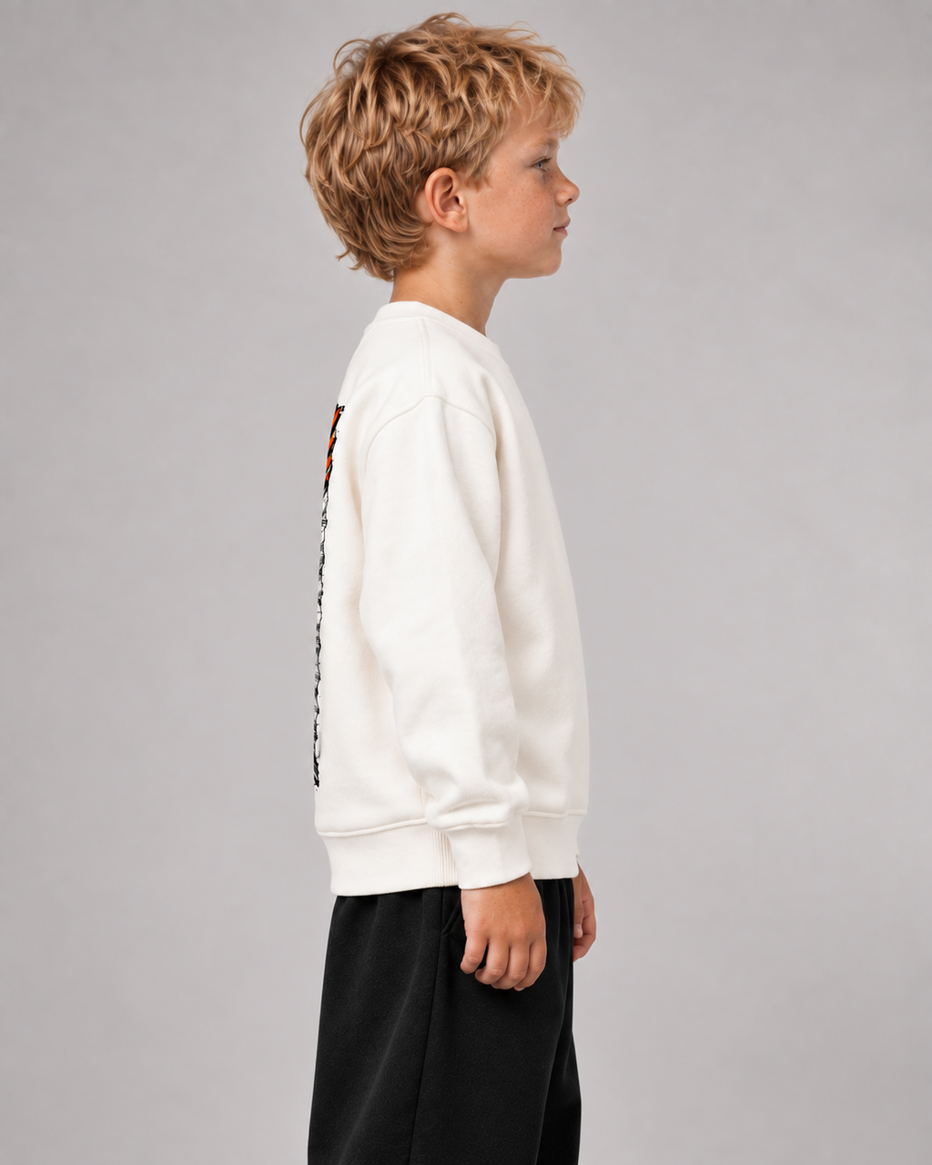 PAUSE! Kids Sweater in Ivory – seitliche Passform getragen