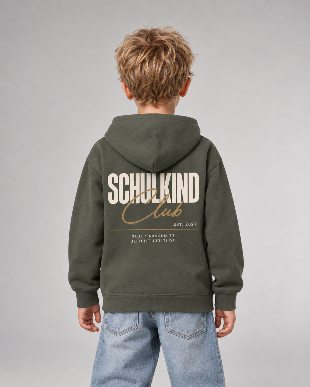SCHULKIND CLUB 2027 Kids Hoodie – Organic Khaki – Rückenansicht Halfbody