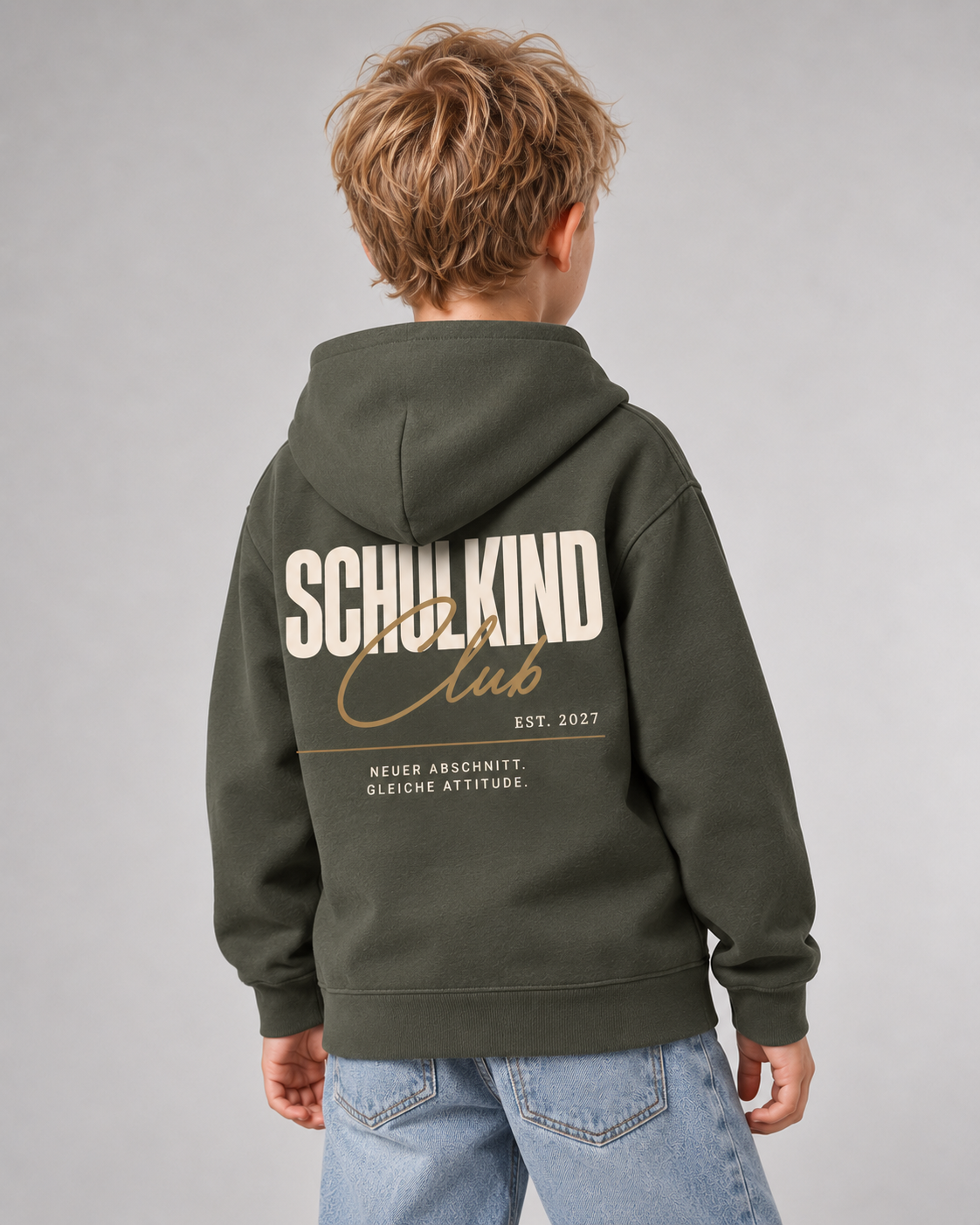 SCHULKIND CLUB 2027 Kids Hoodie – Organic Khaki – Dreiviertel-Rückenansicht
