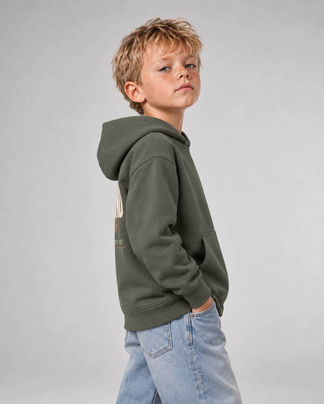 SCHULKIND CLUB 2027 Kids Hoodie – Organic Khaki – Seitenansicht Passform