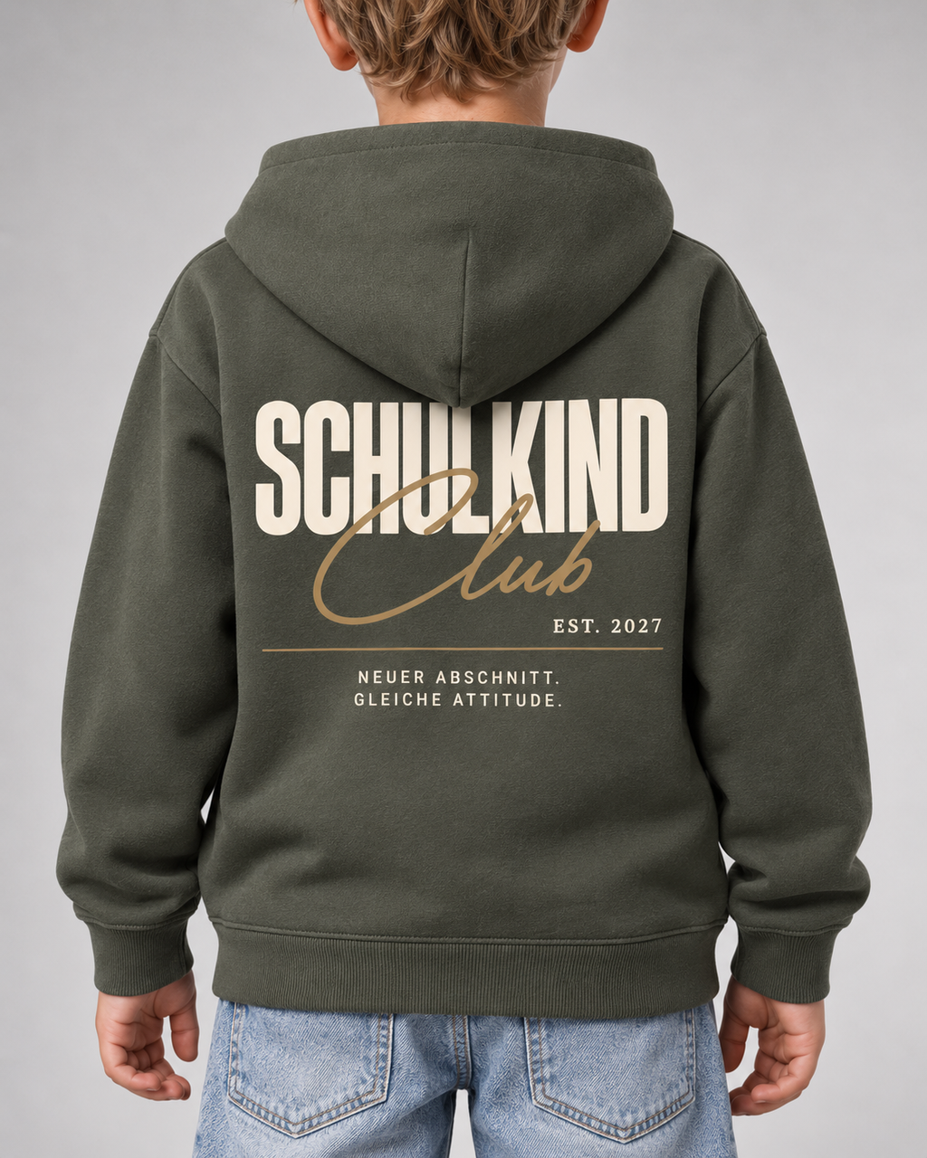 SCHULKIND CLUB 2027 Kids Hoodie – Organic Khaki – getragenes Printdetail